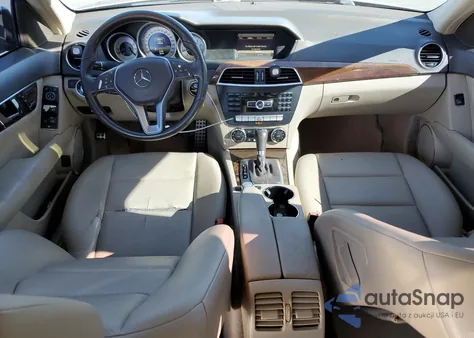 2014 Mercedes-Benz C 250 z USA, uszkodzony, nr VIN WDDGF4HB5ER303620